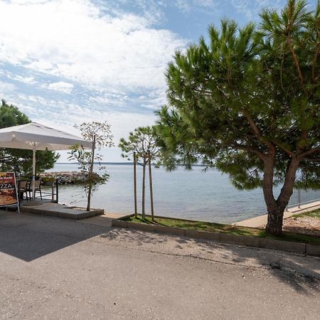 Apartments And Rooms By The Sea Mandre, Pag - 3557 콜란 외부 사진