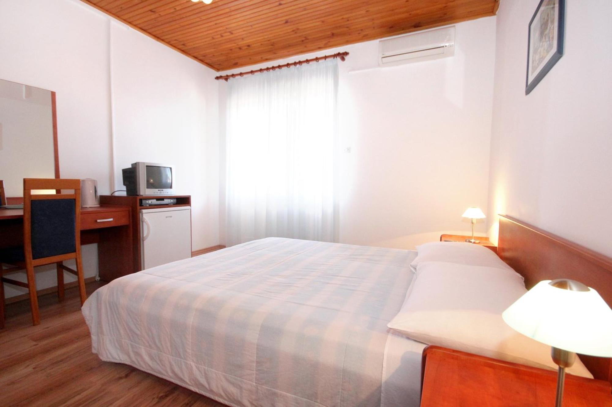 Apartments And Rooms By The Sea Mandre, Pag - 3557 콜란 객실 사진